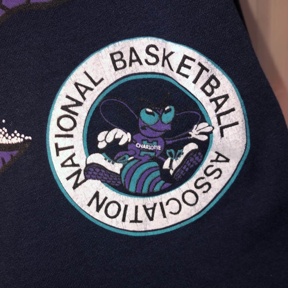 💥SOLD Vintage Charlotte Hornets Tshirt - Picture 3 of 4